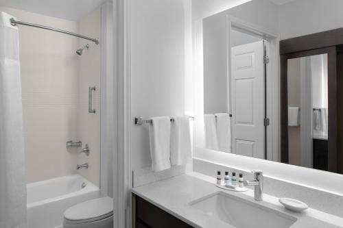 Ванная комната в Residence Inn Fort Worth Cultural District