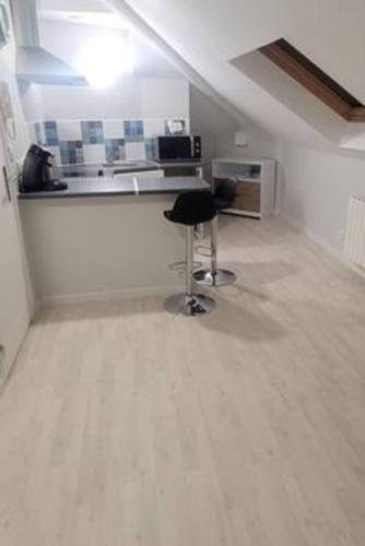 une pièce vide avec un comptoir et un tabouret dans l'établissement Parfait F1, Entrée du Havre #9, au Havre