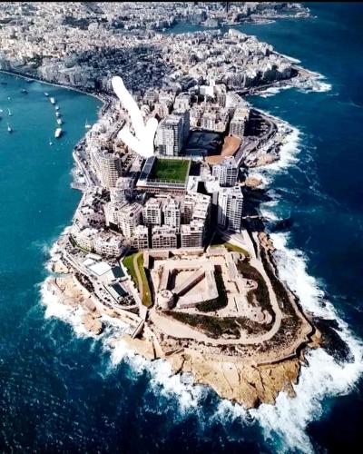 una vista aérea de una isla en el océano en Excellent location bright sliema tigne apartment, en Sliema