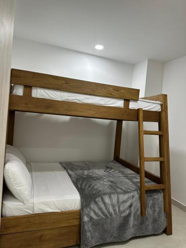 a bunk bed in a room with a ladder at Encantador y acogedor Apartamento in Filandia