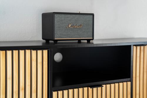 a black radio sitting on top of a cabinet at A&Y Wellness Chalet Didi in Davos
