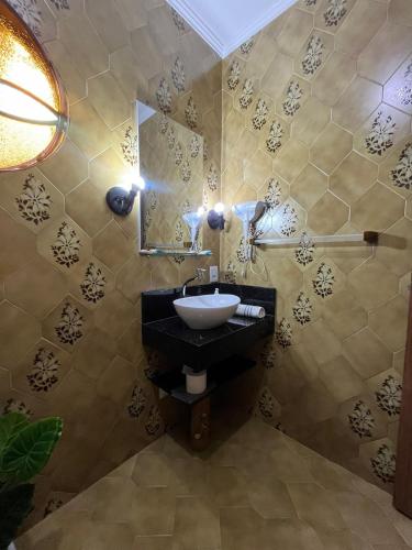 a bathroom with a sink and a mirror at Familien Haus Pousada in Pomerode