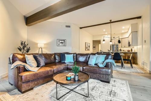 ein Wohnzimmer mit einem braunen Ledersofa und einem Tisch in der Unterkunft 24B Powder Run condo in Park City
