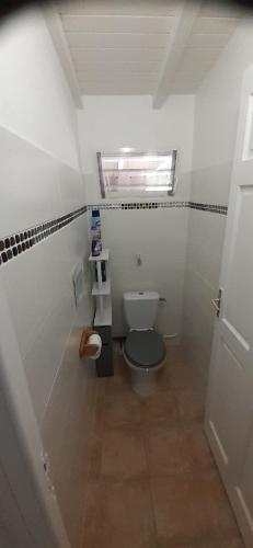 Elle comprend une petite salle de bains pourvue de toilettes et d'une fenêtre. dans l'établissement L'IXORA des îles, à Le Moule