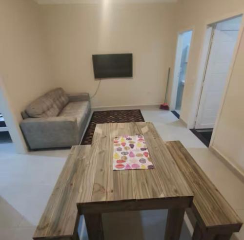 uma sala de estar com um sofá e uma mesa de centro em House Salles em São Sebastião
