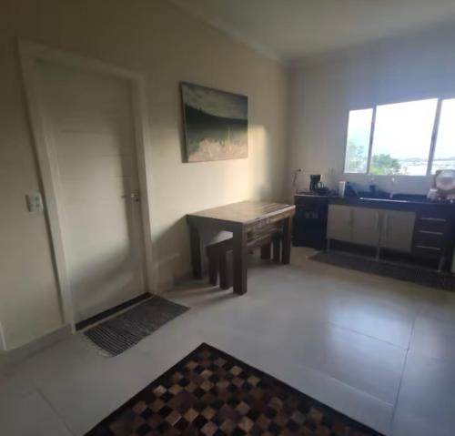 uma sala de estar com uma mesa num quarto em House Salles em São Sebastião