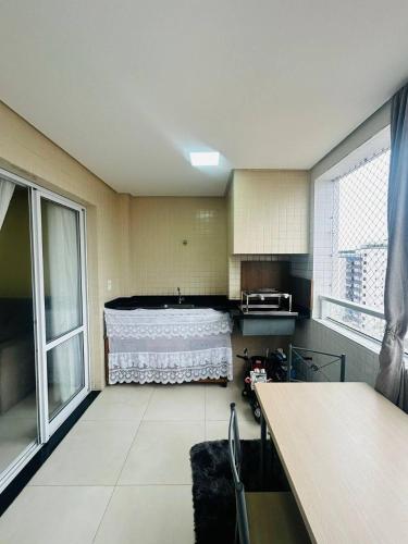 cocina con mesa en el centro de una habitación en Apartamento Guaraci, en Praia Grande