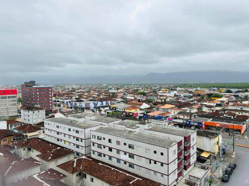 una vista aérea de una ciudad con edificios en Apartamento Guaraci, en Praia Grande