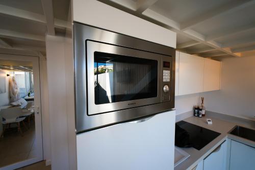 a microwave oven in a kitchen next to a counter at Villa Bono Jacuzzi & Spa in Saint-Laurent-du-Var