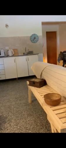 Un dormitorio con una cama y una mesa y una cocina. en VIGO Apto, en Belén de Escobar