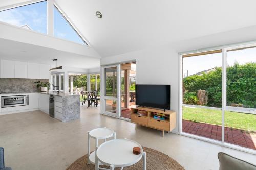 TV a/nebo společenská místnost v ubytování Blairgowrie Beach House