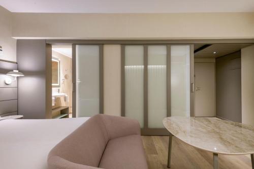 Postel nebo postele na pokoji v ubytování AC Hotel Carlton Madrid by Marriott
