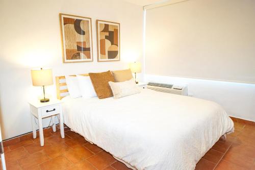 Postel nebo postele na pokoji v ubytování High Rise Beachfront condo With Panoramic Views