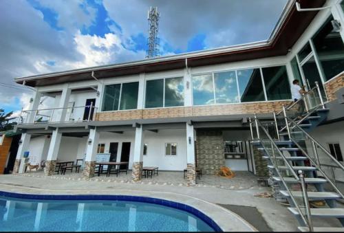 Bazén v ubytování RedDoorz @ Piamonte Apartelle Santo Tomas Batangas nebo v jeho okolí