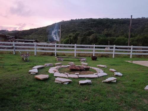 un parco con focolare nell'erba di Camping encontro das águas a São Thomé das Letras