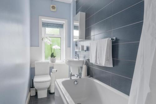 Koupelna v ubytování 3 bedrooms bungalow, sleeps 6, free parking with garden