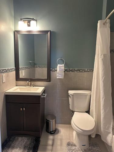Bilik mandi di Huge Downtown Baltimore home with parking