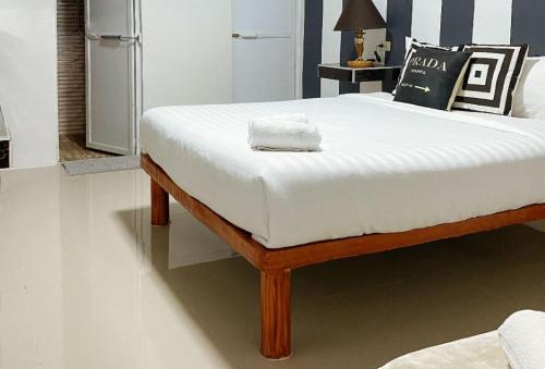 Postel nebo postele na pokoji v ubytování RedDoorz @ Piamonte Apartelle Santo Tomas Batangas