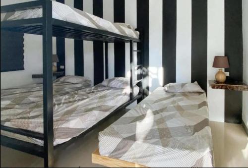 Postel nebo postele na pokoji v ubytování RedDoorz @ Piamonte Apartelle Santo Tomas Batangas