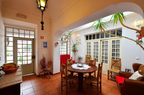 a kitchen and dining room with a table and chairs at Casa de Serpa - Turismo Rural in Serpa