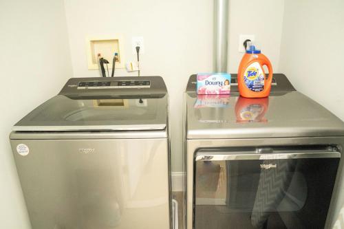 Dapur atau dapur kecil di Huge Downtown Baltimore home with parking