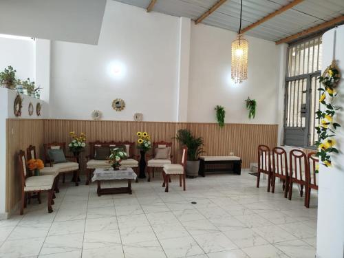 a waiting room with chairs and tables and a chandelier at MarAzul, Casa grade familiar en Zorritos in Zorritos