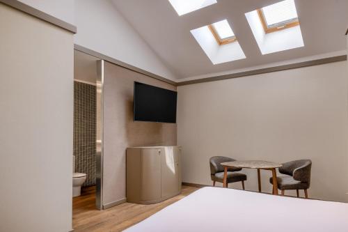 Μια τηλεόραση ή/και κέντρο ψυχαγωγίας στο AC Hotel Recoletos by Marriott