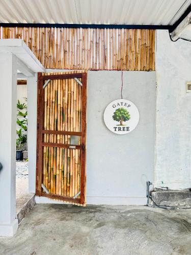 een kamer met een deur en een bord op een muur bij Gatep Tree in Uluwatu