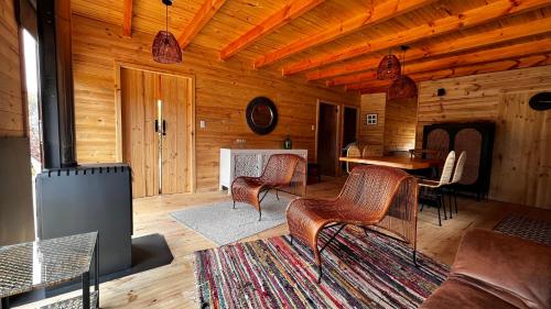 Un lugar para sentarse en Casa R, Cabaña Pichilemu