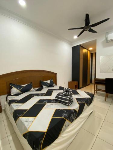 a bedroom with a black and white bed with a ceiling at home hijayu sendayan seremban n9 in Siliau