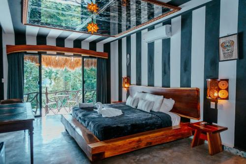 een slaapkamer met een bed in een kamer met gestreepte muren bij Cielito 1 in Tulum