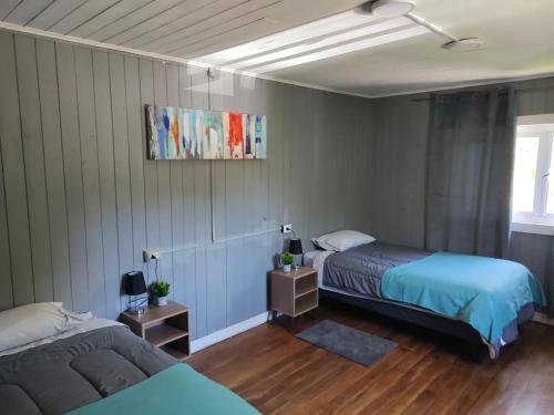 Postel nebo postele na pokoji v ubytování Hostal La Casona Ensenada con parking