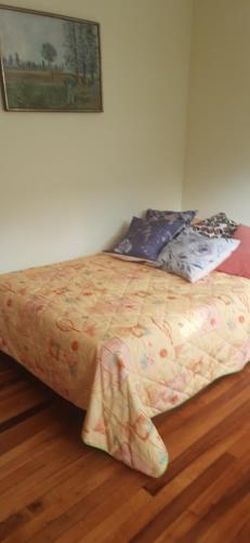 a bed in a room with a wooden floor at Casa para ferias manizales in Manizales