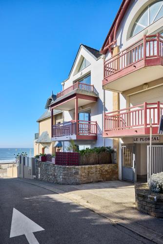 - un bâtiment avec balcon sur le côté d'une rue dans l'établissement Appartement Les Voiles de Mazy, Rue Calme à Sens Unique, à Pornichet