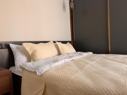 Postel nebo postele na pokoji v ubytování Luxury apartment with bedroom, new gudauri