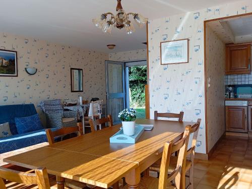 - une salle à manger et un salon avec une table en bois dans l'établissement Maison charmante près du château de Suscinio avec jardin et parking - FR-1-639-128, à Sarzeau