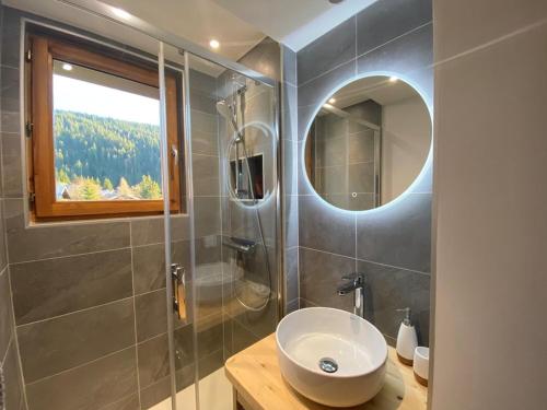 une salle de bain avec un lavabo et un miroir dans l'établissement Studio 3 pers, Cernix : proche pistes, terrasse, parking - FR-1-733-160, à Crest-Voland