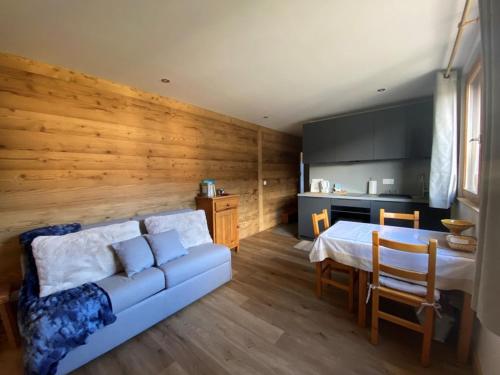 un salon avec un canapé et une table dans l'établissement Studio 3 pers, Cernix : proche pistes, terrasse, parking - FR-1-733-160, à Crest-Voland
