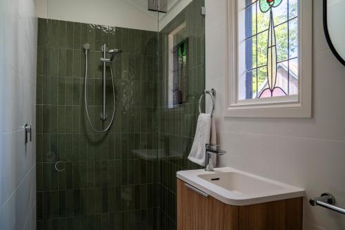 PiriesWAIRERE REST - High Country Couples Retreat - Outdoor Bath with Rural View的带水槽和淋浴的浴室