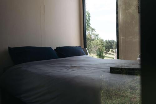 Katil atau katil-katil dalam bilik di Red Gum at Aranya Acres by Tiny Away