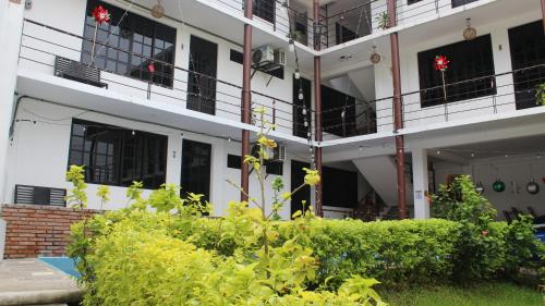 an apartment building with plants in front of it at El Rincón Preferido in Papantla de Olarte