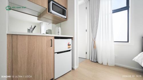 Η κουζίνα ή μικρή κουζίνα στο Private Suite with Queen Bed TV - Room 11