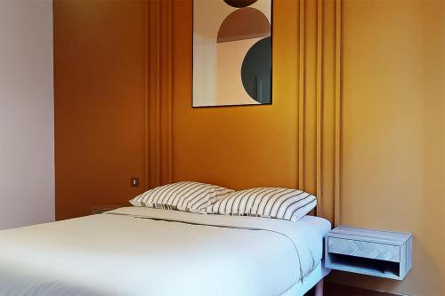 クリシーにあるL'écrin Havana , magnifique appartement hypercentreの壁に絵が描かれた部屋の白いベッド1台