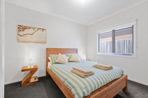 a bedroom with a bed and a window at Mingalar in Cowes