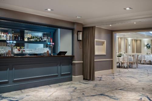 Lounge nebo bar v ubytování Bournemouth Highcliff Marriott Hotel