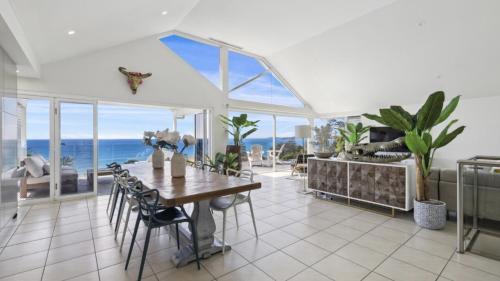 ein Esszimmer mit einem Tisch und Meerblick in der Unterkunft Epic View - Pets Stay Free, Beach, 3Bed 3Bath, Luxe in Sapphire Beach