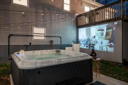 Televisyen dan/atau pusat hiburan di Enchanted Villa