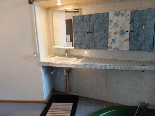 een badkamer met een wastafel en een spiegel bij Appartement spacieux à Marseille - 90 m² avec vue sur la ville in Marseille