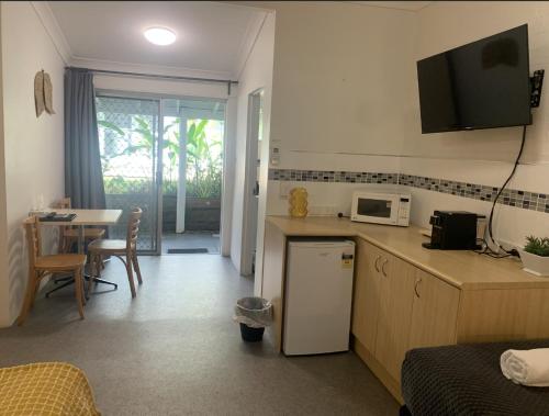 Dapur atau dapur kecil di Ocean Shores Motel