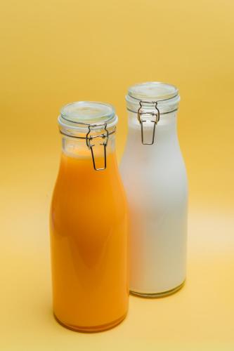 dos tarros de cristal de miel y una jarra de leche en Space Water House พูลวิลล่าครอบครัว, en Ban Pong